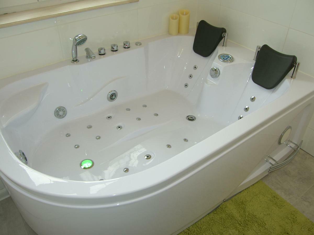 Kaliny Apartamenty Wanny Z Hydromasazem Chorzów Esterno foto